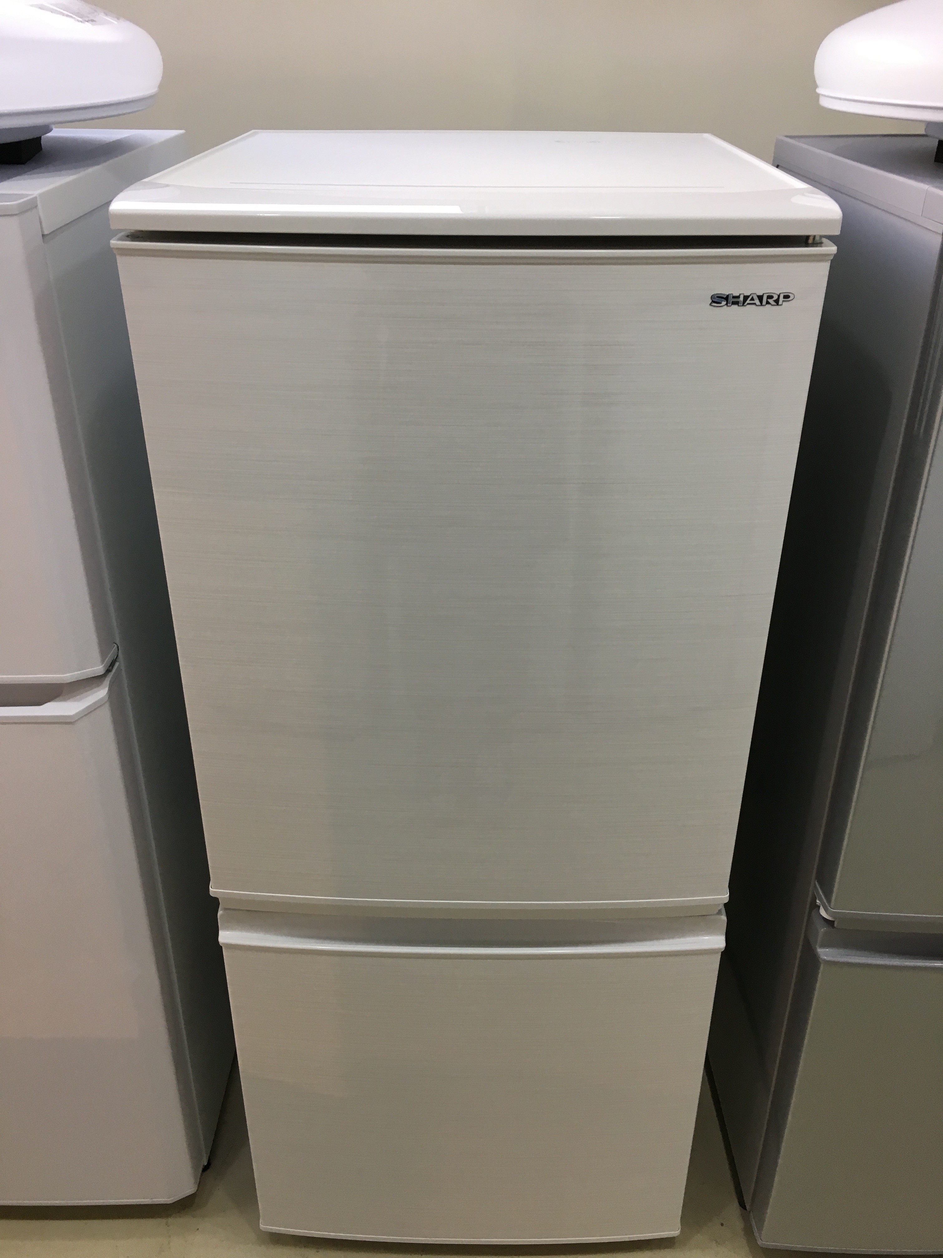 購入・価格比較 SHARP シャープ　冷蔵庫　137L 2018年製　一人暮らし SJ-D14E 冷蔵庫